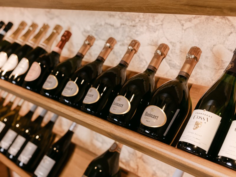 Une selection précise et éclectique de vins et champagnes