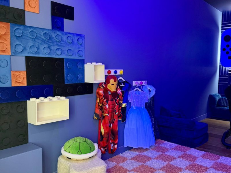 Et les petits, déguisements, Legos, jeux de société