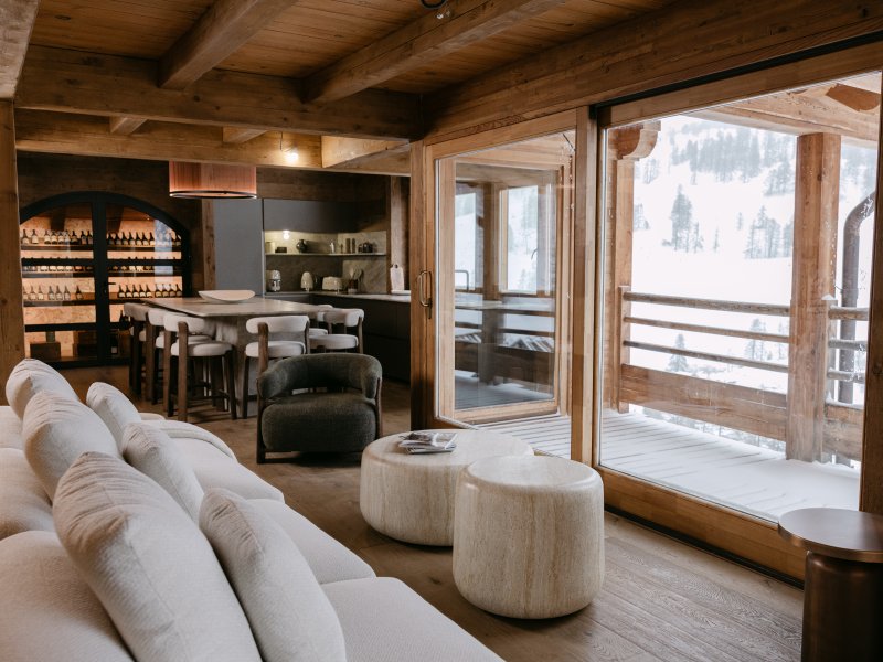 Un grand canapé accompagné de ses tables